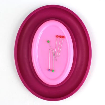 MAGNETIC PIN CUSHION WITH BONUS BOBBIN STORAGE TRAY